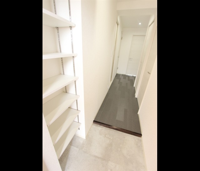 玄関　写真はイメージです。色仕様は現況優先になります。