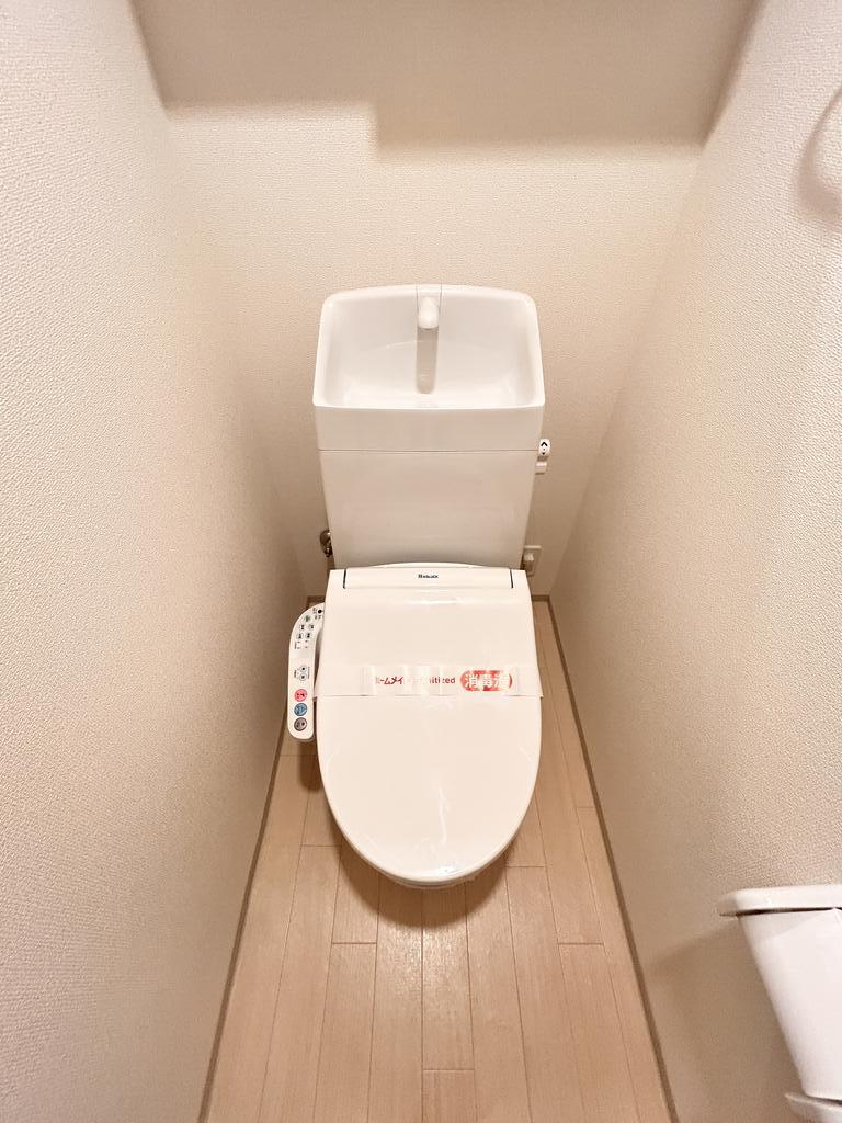 トイレ　別部屋の写真です。