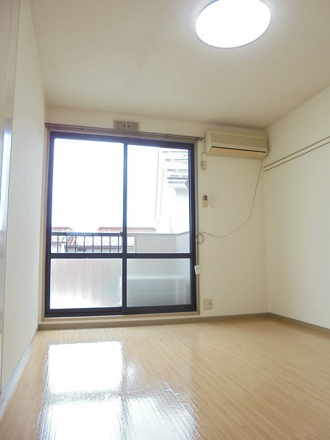 居室・リビング　写真は202号室です（参考）