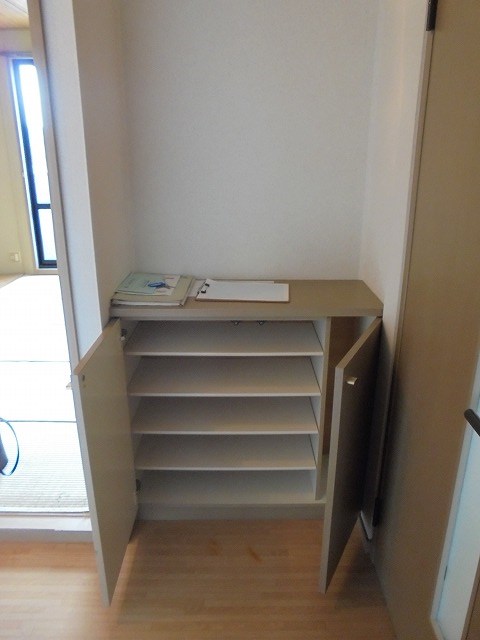 玄関　写真は202号室です（参考）