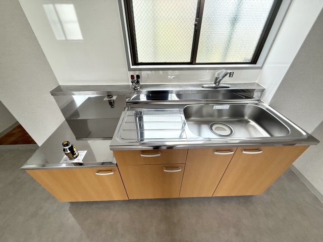 キッチン　窓付きで換気に便利です♪