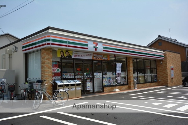 コンビニ　セブンイレブン（コンビニ）まで738m