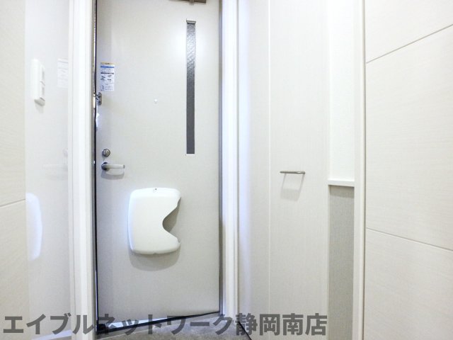 玄関　収納もある玄関です