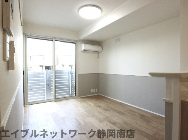 居室・リビング　こちらのリビングで趣味の時間をお楽しみください