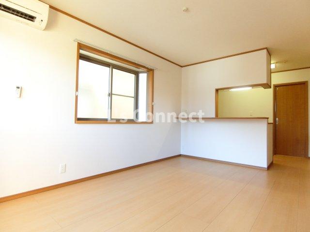 居室・リビング　１０．７帖のＬＤＫ。角部屋で２面に窓があります。