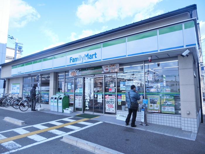 コンビニ　ファミリーマート（コンビニ）まで400m