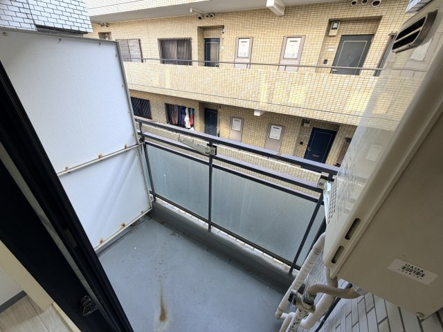 バルコニー　バルコニーは２ヵ所ついてます