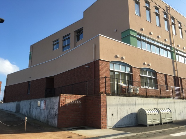 小学校　三条市立裏館小学校（小学校）まで318m