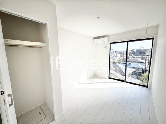 居室・リビング　高台に建っているので日当たり良好です