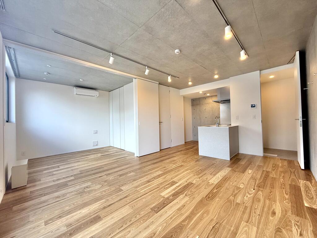 居室・リビング　新築・デザイナーズ。実用性を兼備えた住みやすい空間設計。