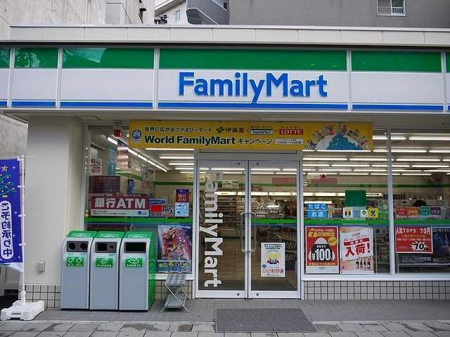 コンビニ　ファミリーマート（コンビニ）まで461m