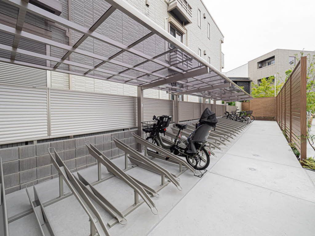 建物外観　敷地内屋根付き駐輪場