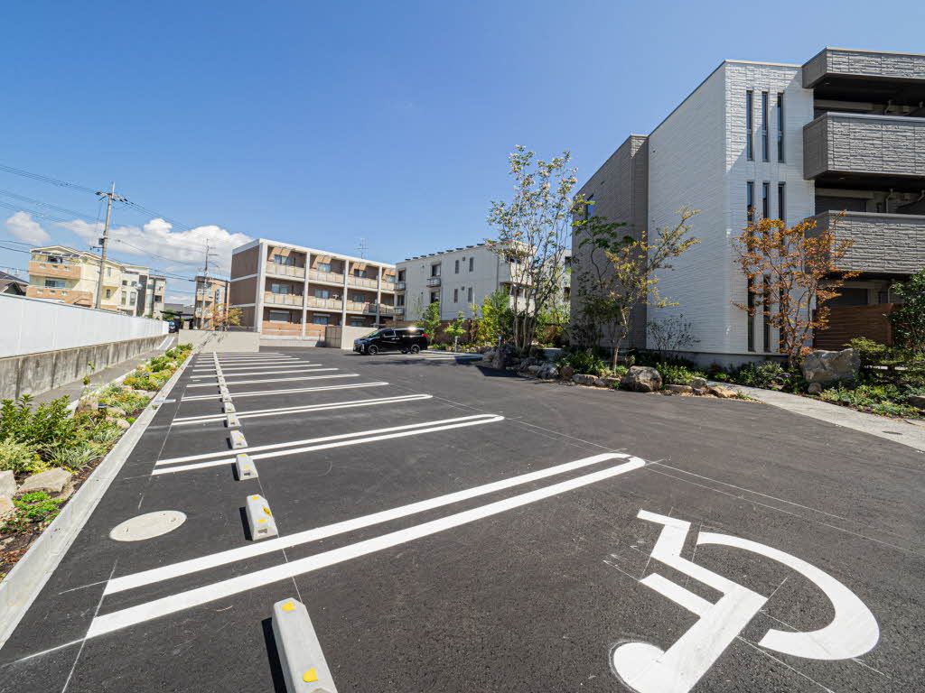 建物外観　敷地内駐車場