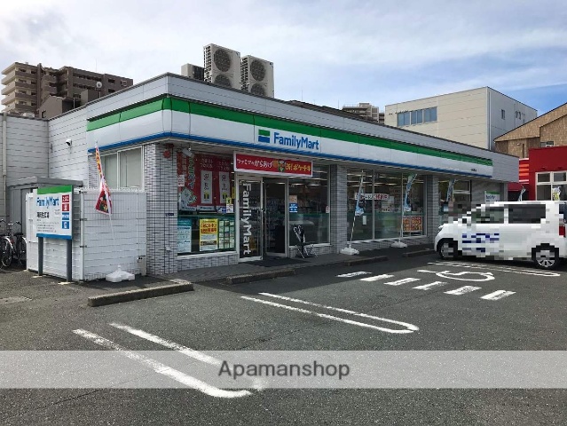 コンビニ　ファミリーマート（コンビニ）まで143m