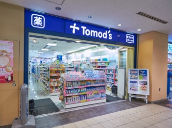 ドラックストア　トモズ品川インターシティ店（ドラッグストア）まで350m
