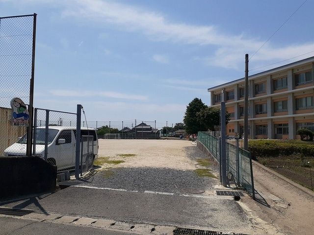 小学校　中津市立鶴居小学校（小学校）まで850m