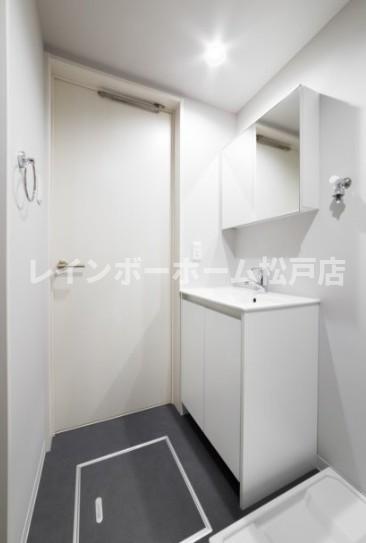 洗面設備　独立洗面台、朝の身支度には欠かせません
