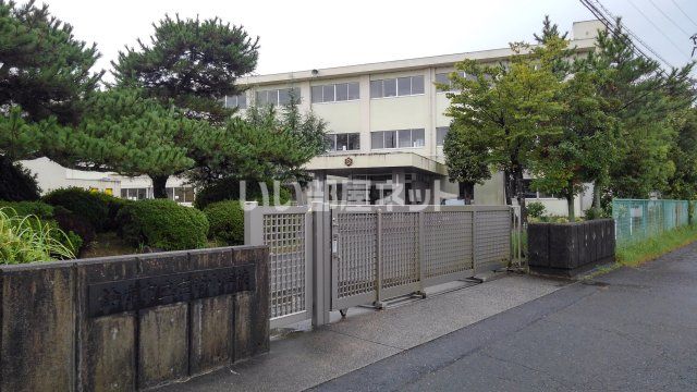 小学校　鈴鹿市立庄野小学校（小学校）まで584m