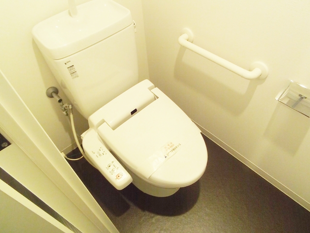 トイレ　人気の温水洗浄便座です！