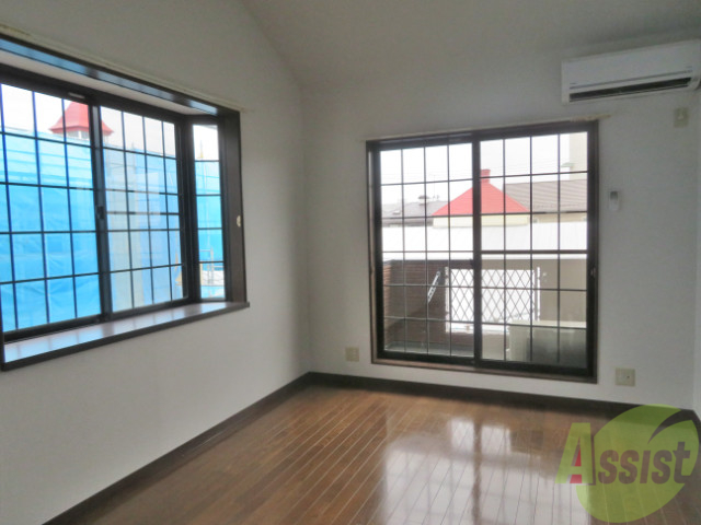 居室・リビング　角のお部屋でシンプルな１Ｋ。二面に窓があり、風通しも中々です
