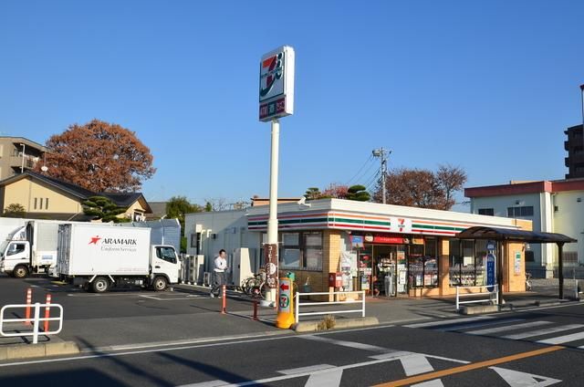 コンビニ　セブンイレブン（コンビニ）まで550m