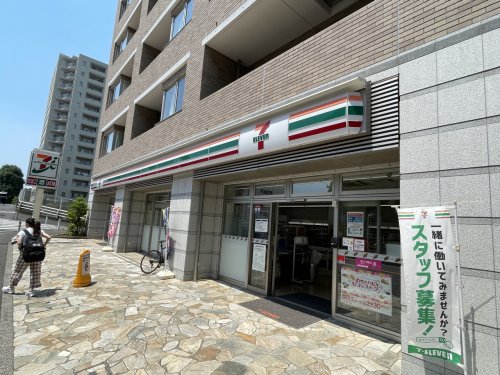 コンビニ　セブン-イレブン 川崎新百合ヶ丘東店（コンビニ）まで482m