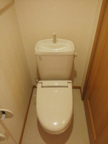 トイレ　落ち着いた色調のトイレです