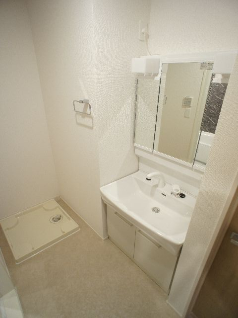 洗面設備　洗髪洗面化粧台と洗濯機置き場があります♪