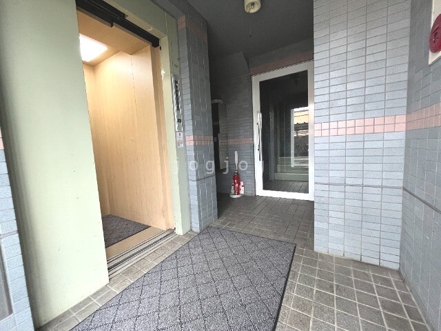エントランス　エレベーター付き