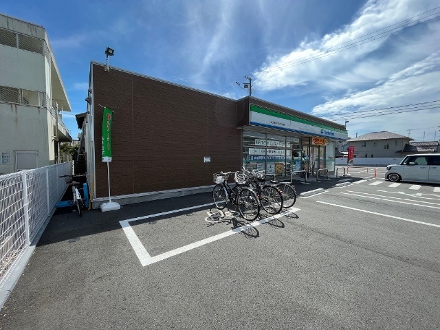 コンビニ　ファミリーマート津久居アルスプラザ前店（コンビニ）まで607m