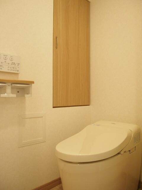トイレ　温水洗浄便座です
