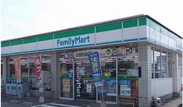 コンビニ　ファミリーマート（コンビニ）まで550m