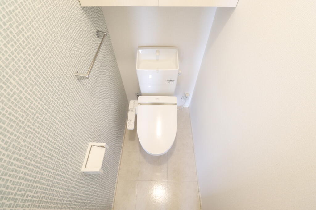 トイレ　収納棚・温水洗浄暖房便座付きトイレです♪