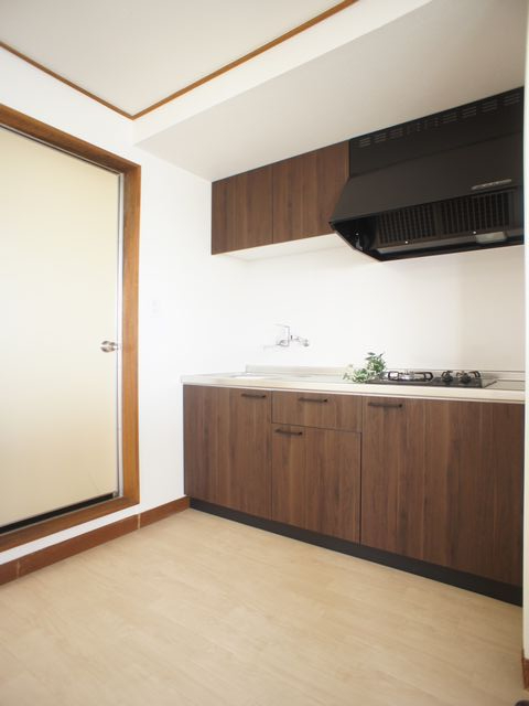 キッチン　便利な吊戸棚が付いています♪