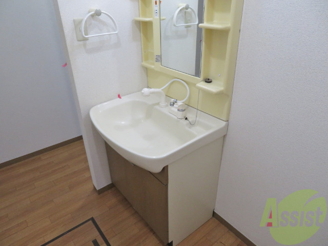 洗面設備　忙しい朝の味方、独立洗面台があるのは嬉しいですね。
