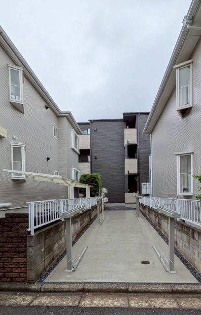 その他共有部分　南側道路からみた外観、左右には自転車置場があります