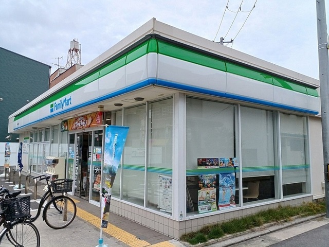 コンビニ　ファミリーマート様（コンビニ）まで450m