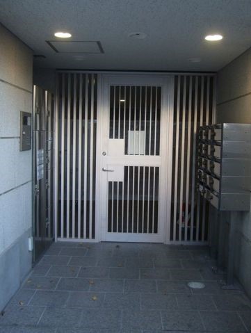 エントランス　弊社は全物件仲介手数料0.55ヶ月分でご紹介可能です。