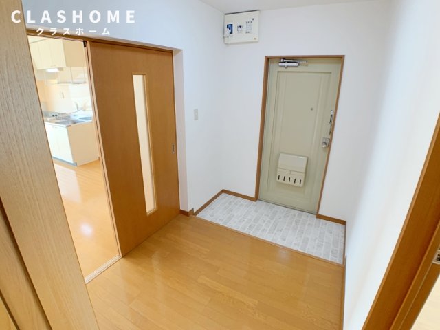 玄関　同物件の別部屋になります。
