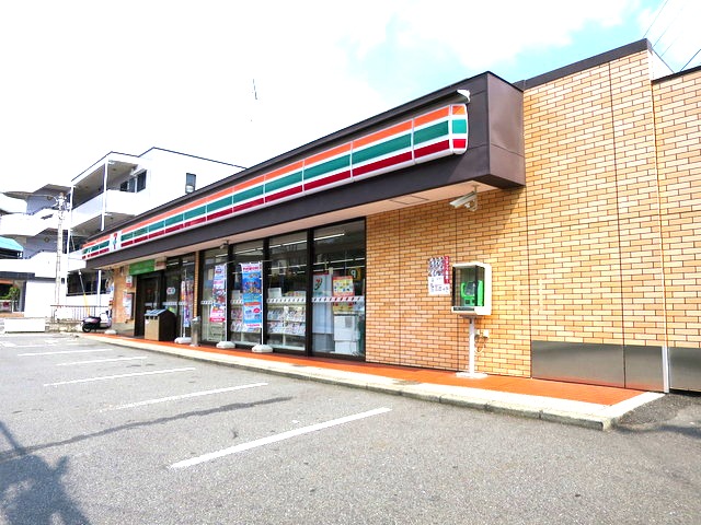 コンビニ　セブンイレブン（コンビニ）まで256m