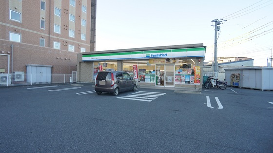 コンビニ　ファミリーマート鈴鹿平田二丁目店（コンビニ）まで508m