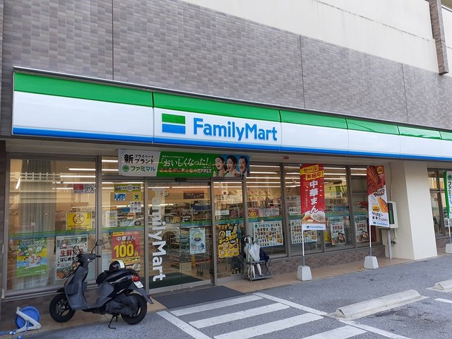 コンビニ　ファミリーマートコンフォート泊（コンビニ）まで356m