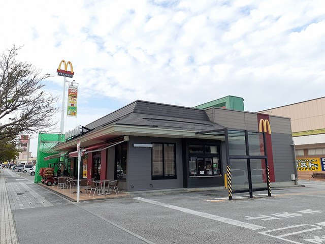 飲食店　マクドナルド天久りうぼう楽市店（飲食店）まで569m