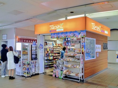 コンビニ　ファミリーマート トモニー小平駅店（コンビニ）まで499m