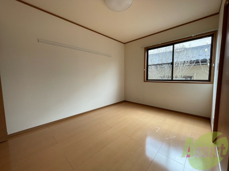 その他部屋・スペース　こちらは寝室になります。窓も大きく陽当たり良好です。