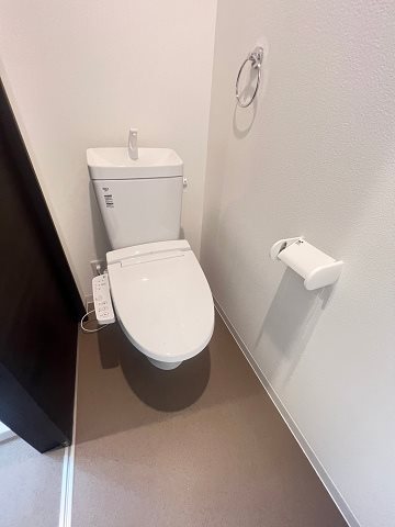 トイレ　落ち着いた色調のトイレです