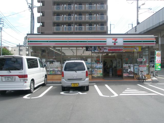 コンビニ　セブンイレブン（コンビニ）まで370m