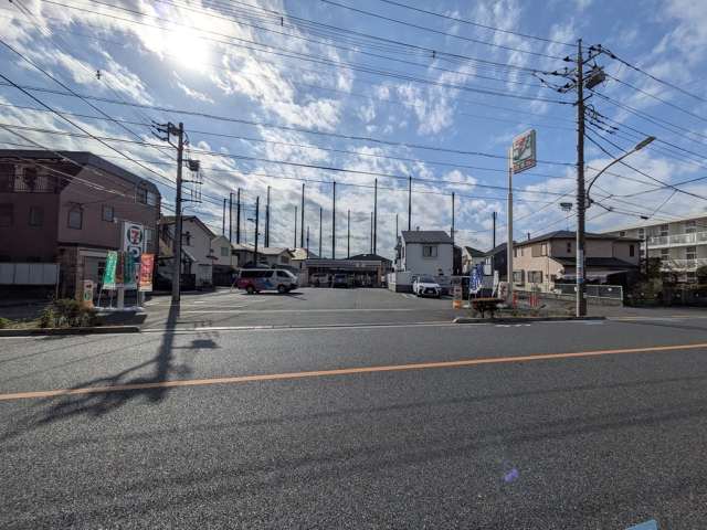 コンビニ　セブンイレブン（コンビニ）まで561m