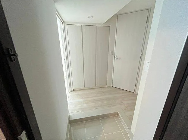 玄関　写真は同タイプ住居です。