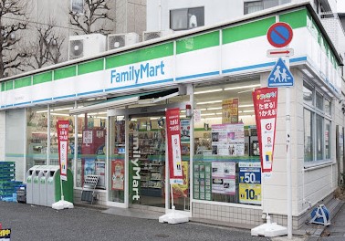 コンビニ　ファミリーマート世田谷新町店（コンビニ）まで277m